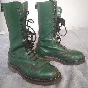 Green Dr. Martens, *distressed*, 1914, 14-eye. 90s! Made in England! Rar…